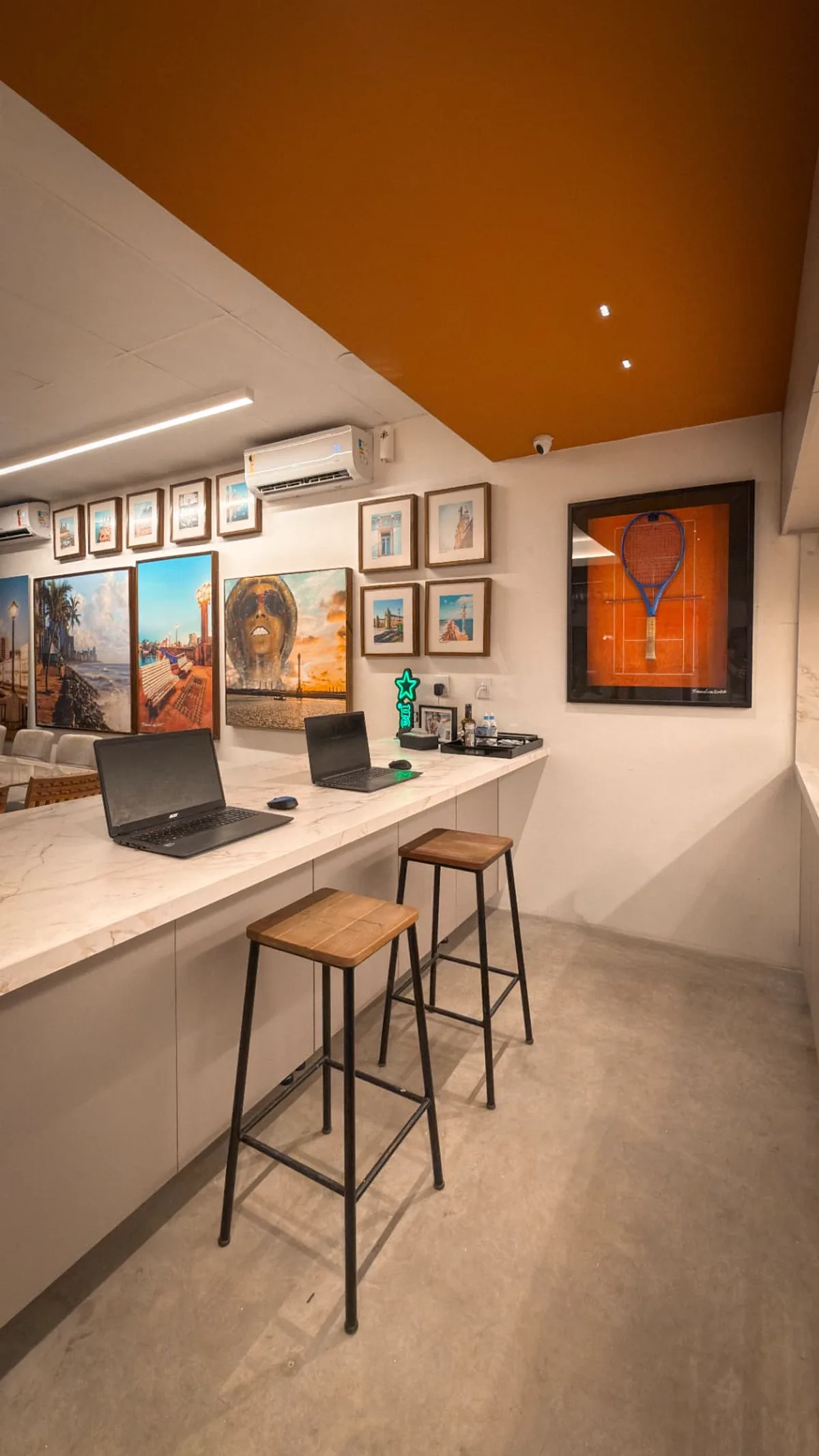 Balcão do bar com quadro da raquete de tênis